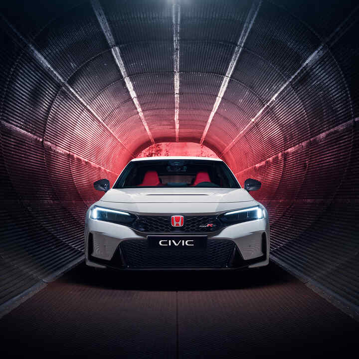 Elölről készült felvétel egy alagútban álló Honda Civic Type R modellről.