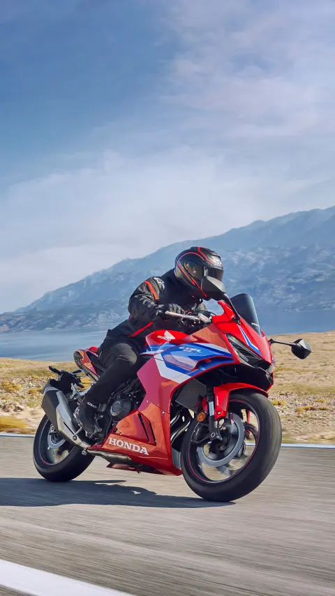 CBR500R – dinamikus, háromnegyedes elölnézetben, kanyarvétel közben