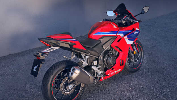 A CBR500R modell háromnegyedes hátulnézetből a motorblokkal együtt