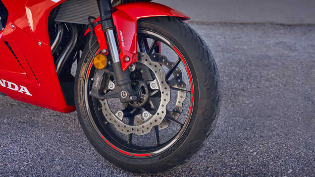 Honda CB500 Hornet – kategóriájában élen járó felfüggesztés